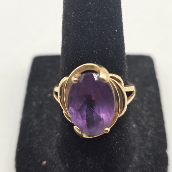 7.5 14k Gold and Purple Amethist Ring - Picture 4 of 8